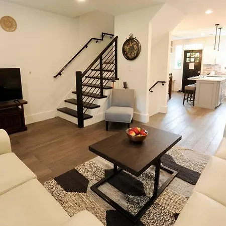Cherry Blossom Townhouse, Easy Dc Access Washington Exterior photo